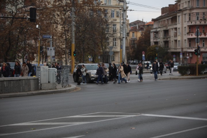 На протестно автошествие потеглиха синдикатите след митинга пред парламента