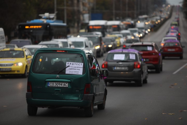 На протестно автошествие потеглиха синдикатите след митинга пред парламента