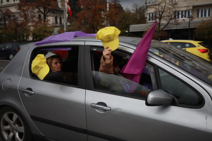 На протестно автошествие потеглиха синдикатите след митинга пред парламента