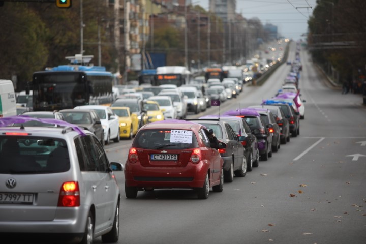 На протестно автошествие потеглиха синдикатите след митинга пред парламента