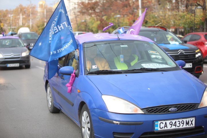 На протестно автошествие потеглиха синдикатите след митинга пред парламента