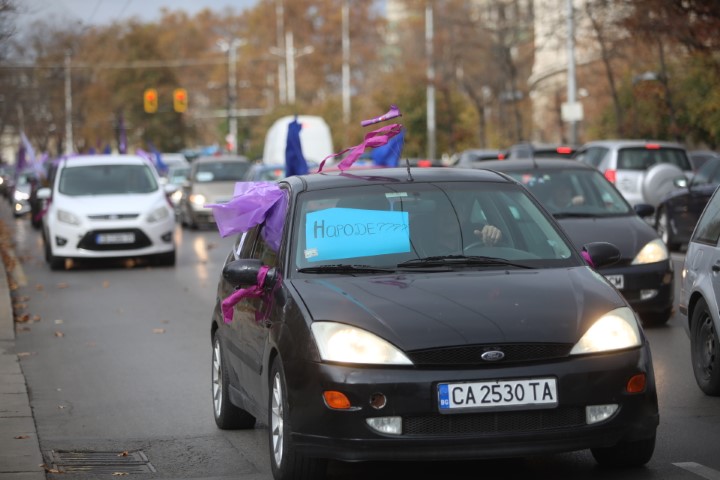 На протестно автошествие потеглиха синдикатите след митинга пред парламента