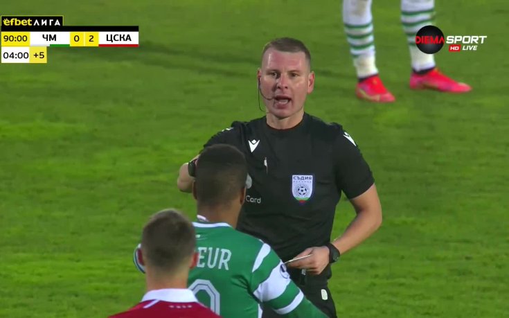 ЦСКА София остава с 10 човека, след червен картон на Брадли де Нойер в добавеното време на срещата
