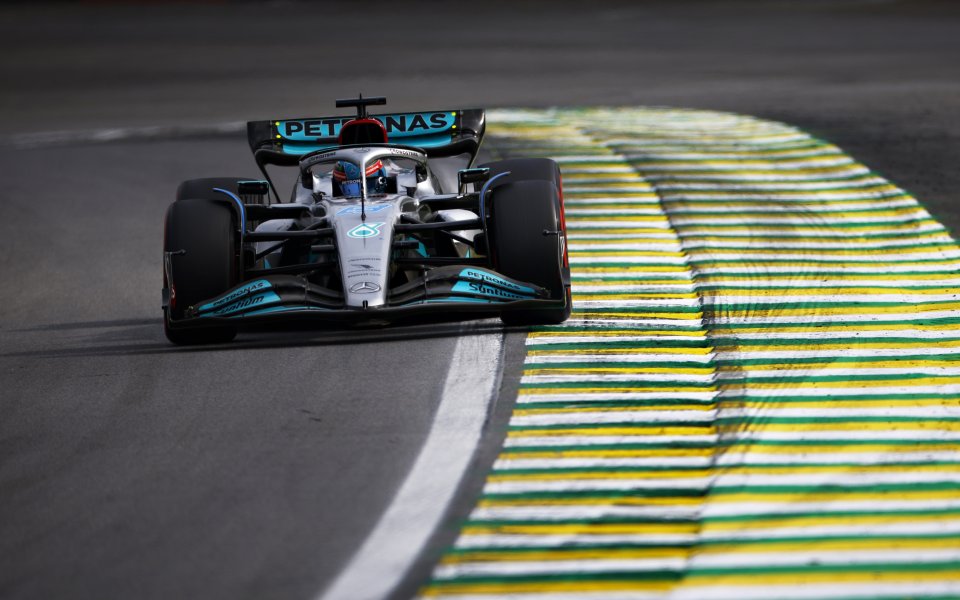 Джордж Ръсел води в Гран При на Бразилия след 47