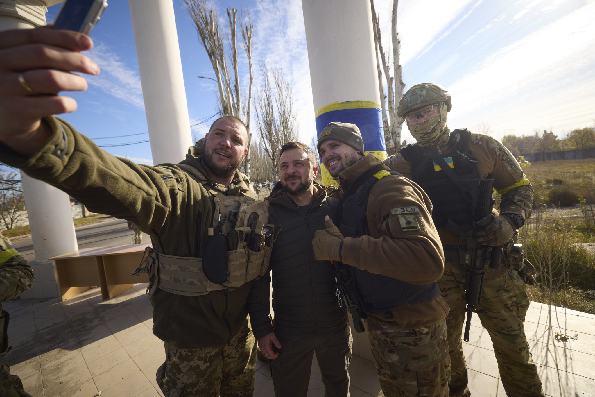 <p>Украинският президент Володимир Зеленски посети днес Херсон и говори пред намиращи се там войници, броени дни след като руските сили се изтеглиха от южния украински град. &quot;Продължаваме напред&quot;, каза Зеленски на войниците, строени на централния площад на Херсон.</p>