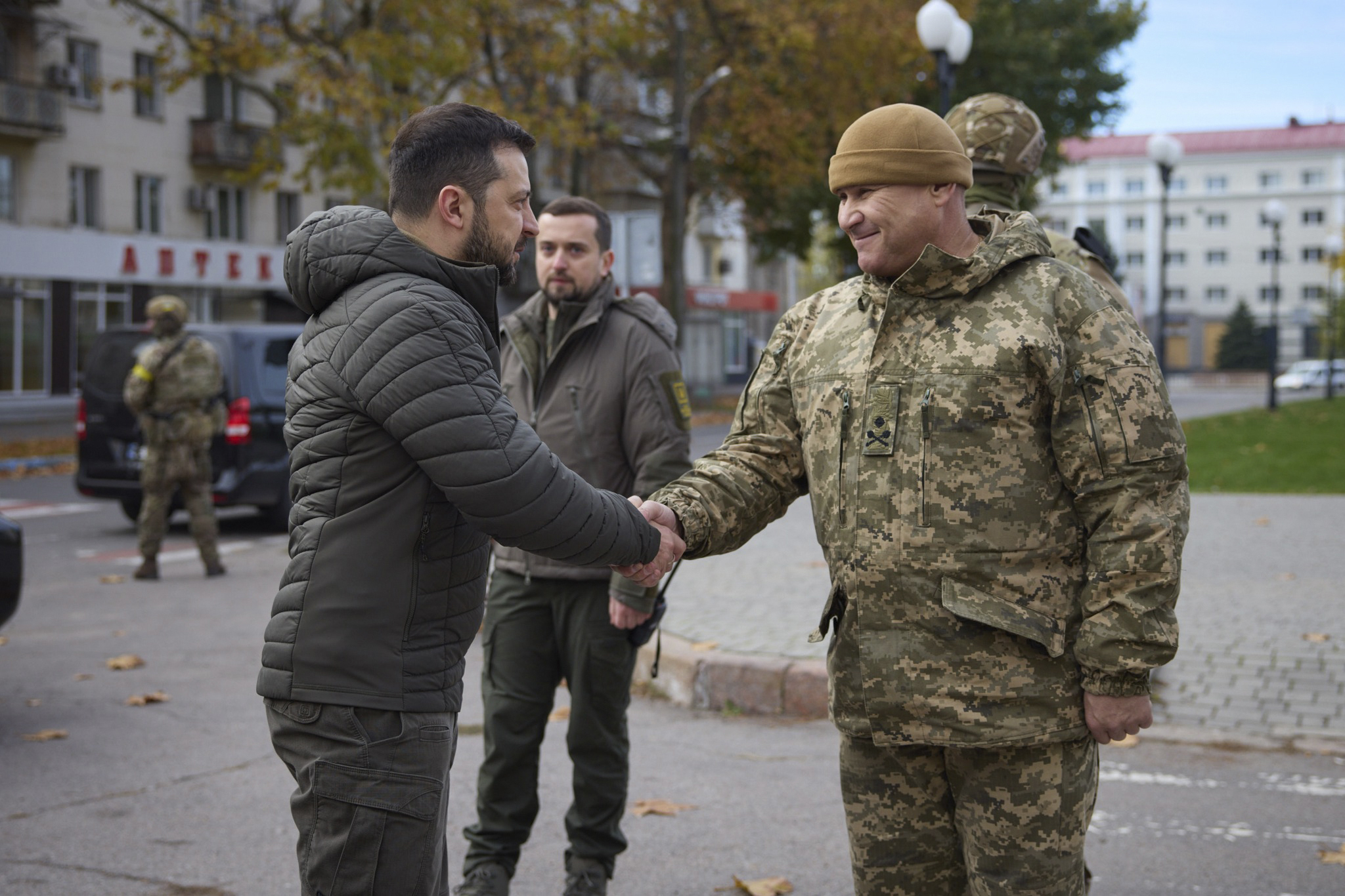 <p>Украинският президент Володимир Зеленски посети днес Херсон и говори пред намиращи се там войници, броени дни след като руските сили се изтеглиха от южния украински град. &quot;Продължаваме напред&quot;, каза Зеленски на войниците, строени на централния площад на Херсон.</p>