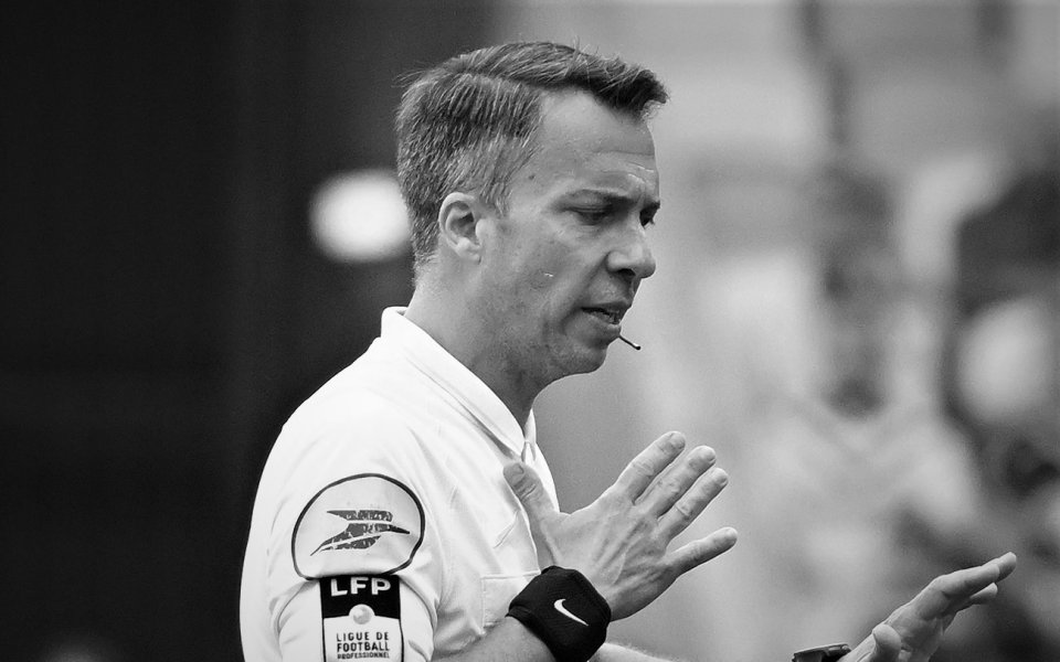 Елитният френски рефер Йоан Амел е починал по време на