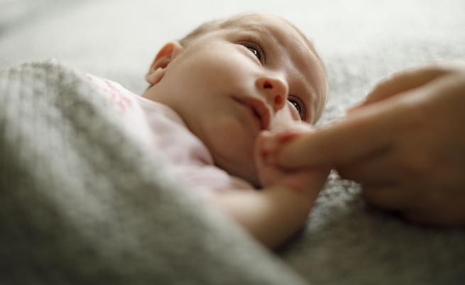 Хигиената при новородено бебе: Как се почистват правилно очите и ушите