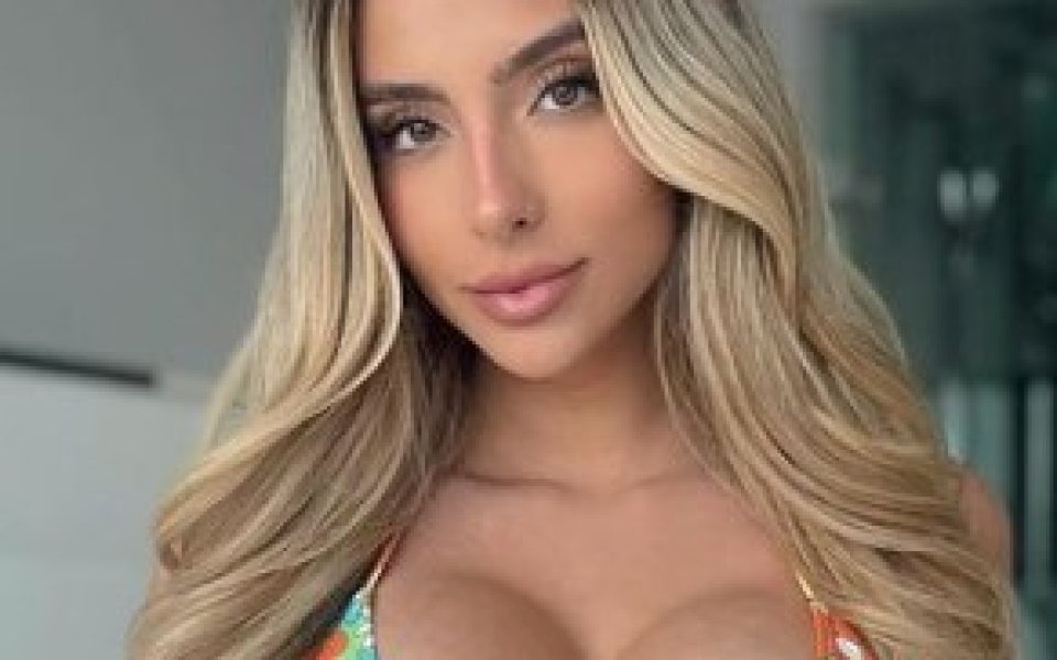 Бруна Лима е модел, който позира редовно, като залага на