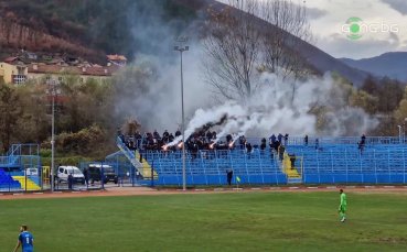 Привържениците на Славия запалиха факли на стадиона в Своге в