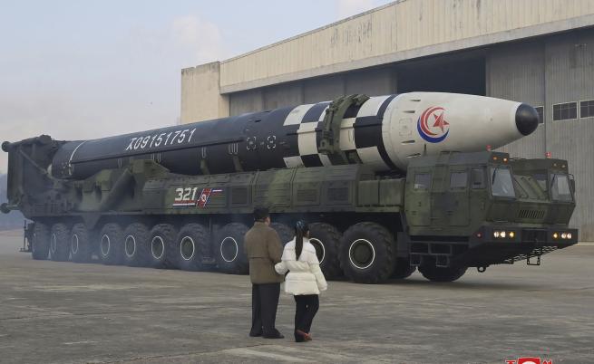 Ким Чен-ун показа дъщеря си, заведе я на ракетно изпитание (СНИМКИ)