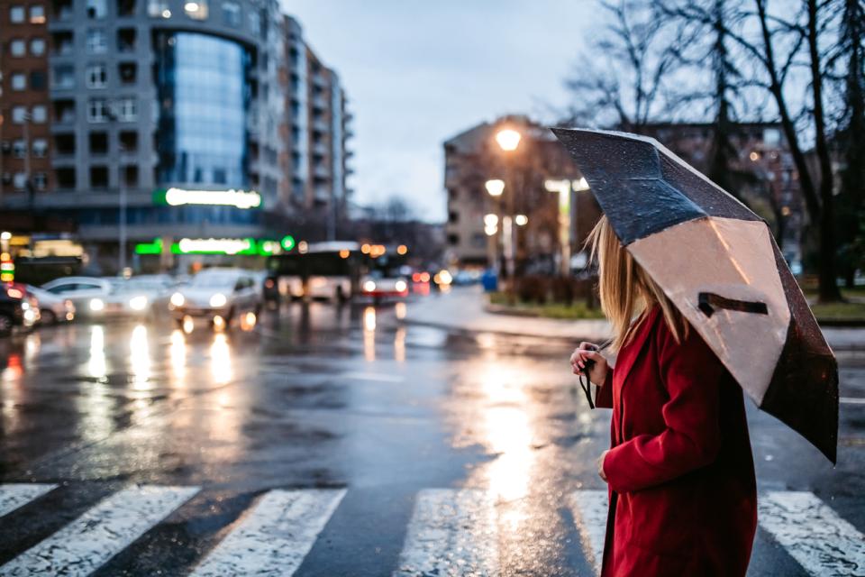 жена есен дъжд чадър