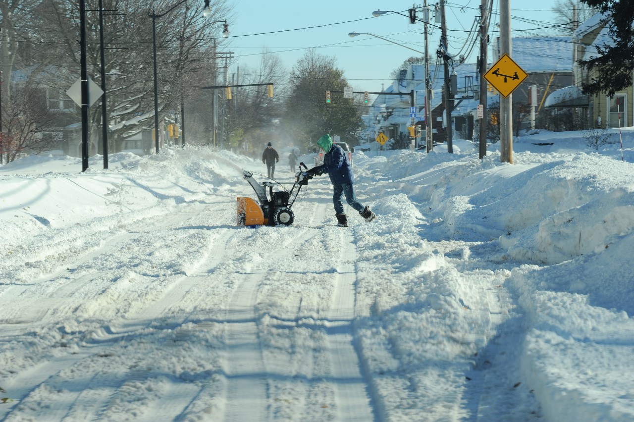 <p>В щата Ню Йорк е поставен рекорд по количество сняг, паднал за 24 часа. На някои места в окръг Ери е регистрирана височина на снега до 1,8 и 2 метра</p>