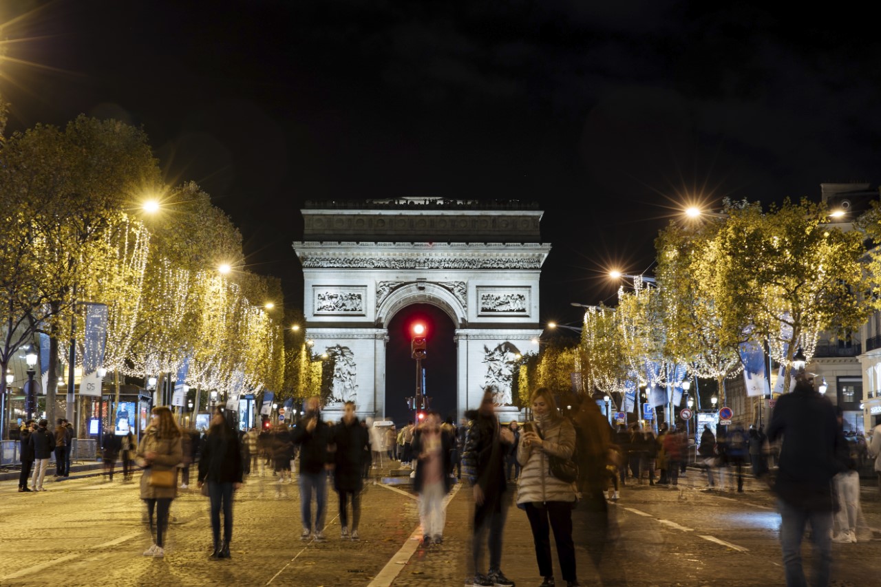 <p>Коледните светлини отново заблестяха на бул. &quot;Шан-з-Елизе&quot; в Париж, но няма да са толкова продължителни заради кризата с електричеството, След три години на червено празнично осветление отговорната комисия избра по-традиционно оформление - в светлозлатисто като шампанско.</p>