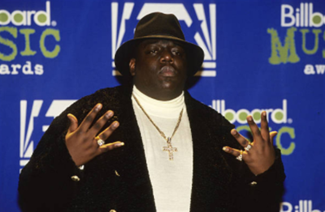 <p><strong>Notorious B.I.G.&nbsp;</strong></p>

<p>Само шест месеца след смъртта на Тупак, друго голямо хип-хоп име почина на млада възраст. Notorious B.I.G. загина през 1997 г. при стрелба от кола в Лос Анджелис. Той беше на 24. Случаят още не е разрешен.</p>