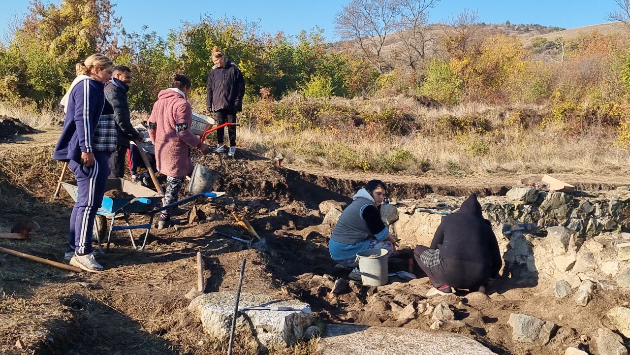 <p>Археологически проучвания край новозагорското село Караново дават нови доказателства за съществуването на светилище на трако-фригийското божество Сабазий. Единственото известно досега кръгло светилище на Сабазий е на територията на Гърция, като досега няма подобно открито в България</p>