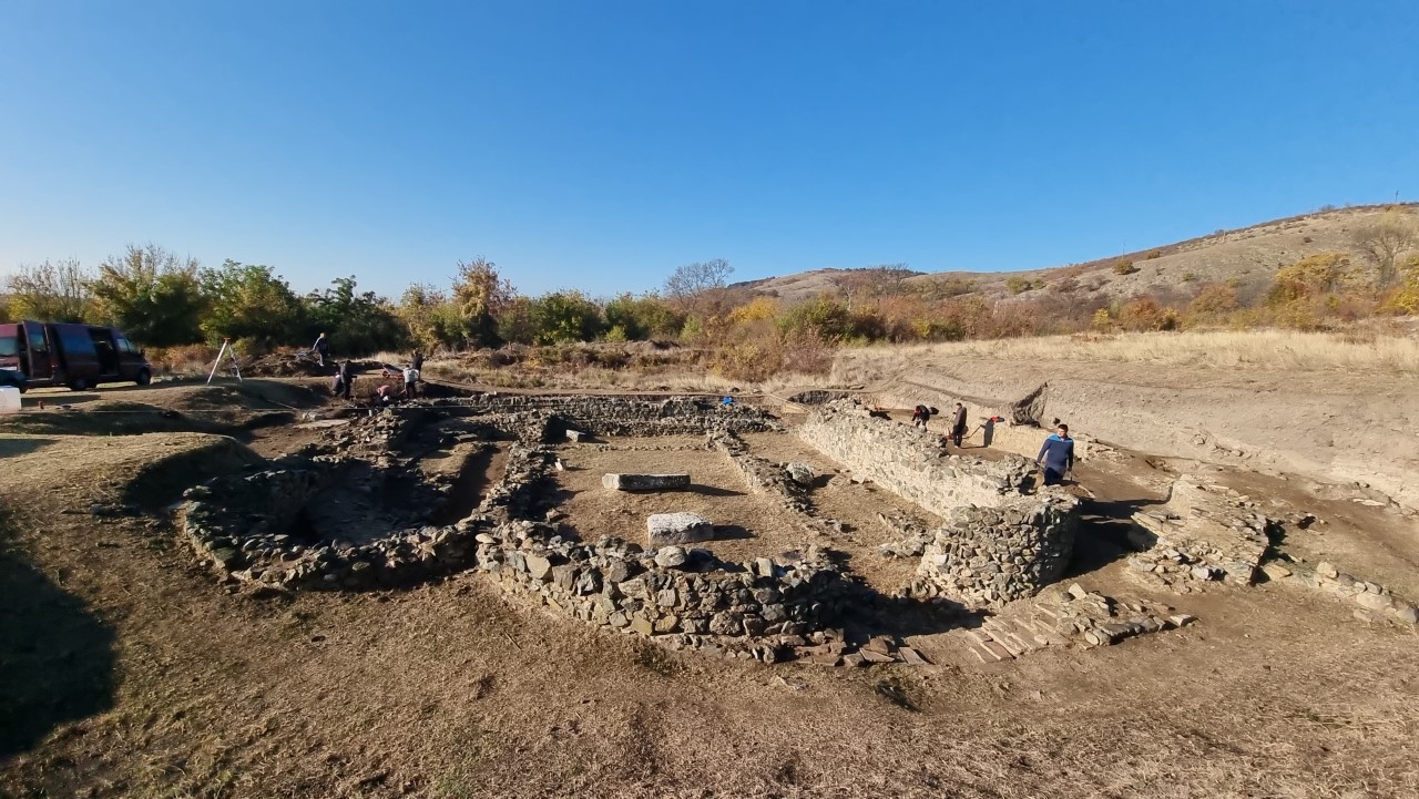 <p>Археологически проучвания край новозагорското село Караново дават нови доказателства за съществуването на светилище на трако-фригийското божество Сабазий. Единственото известно досега кръгло светилище на Сабазий е на територията на Гърция, като досега няма подобно открито в България</p>