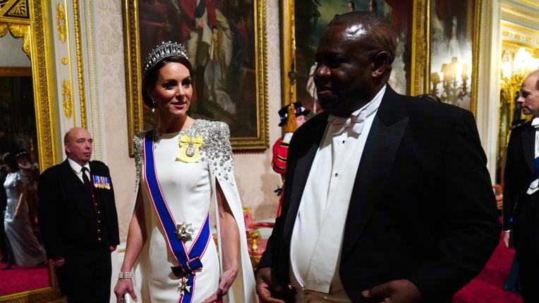  Кейт Мидълтън засия в бяло за банкет в Бъкингам 