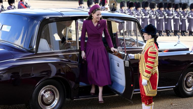  Само цвят виолетов: Кейт Мидълтън посрещна президента на Южна Африка 