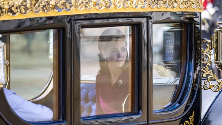  Само цвят виолетов: Кейт Мидълтън посрещна президента на Южна Африка 