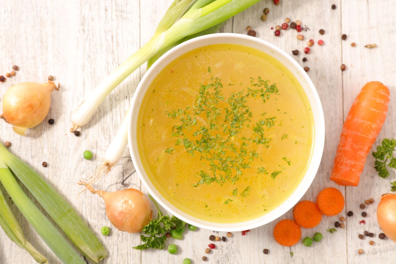 <p><strong>Бульон</strong></p>

<p>Щом температурите започнат да падат, е дошъл сезонът на домашно приготвените супи. Независимо дали жадувате за добрата старомодна пилешка супа или нещо по-питателно, ще ви трябва качествен бульон, с който да направите супата си вкусна. Разбира се, можете да закупите зеленчуков, пилешки или телешки бульон в магазина, но домашното е най-доброто! Приготвянето на ароматен бульон не отнема повече от 20 минути. И ако времето е проблем, можете да използвате тенджера под налягане или тенджера за бързо приготвяне, тъй като те намаляват времето за готвене.<br />
&nbsp;</p>