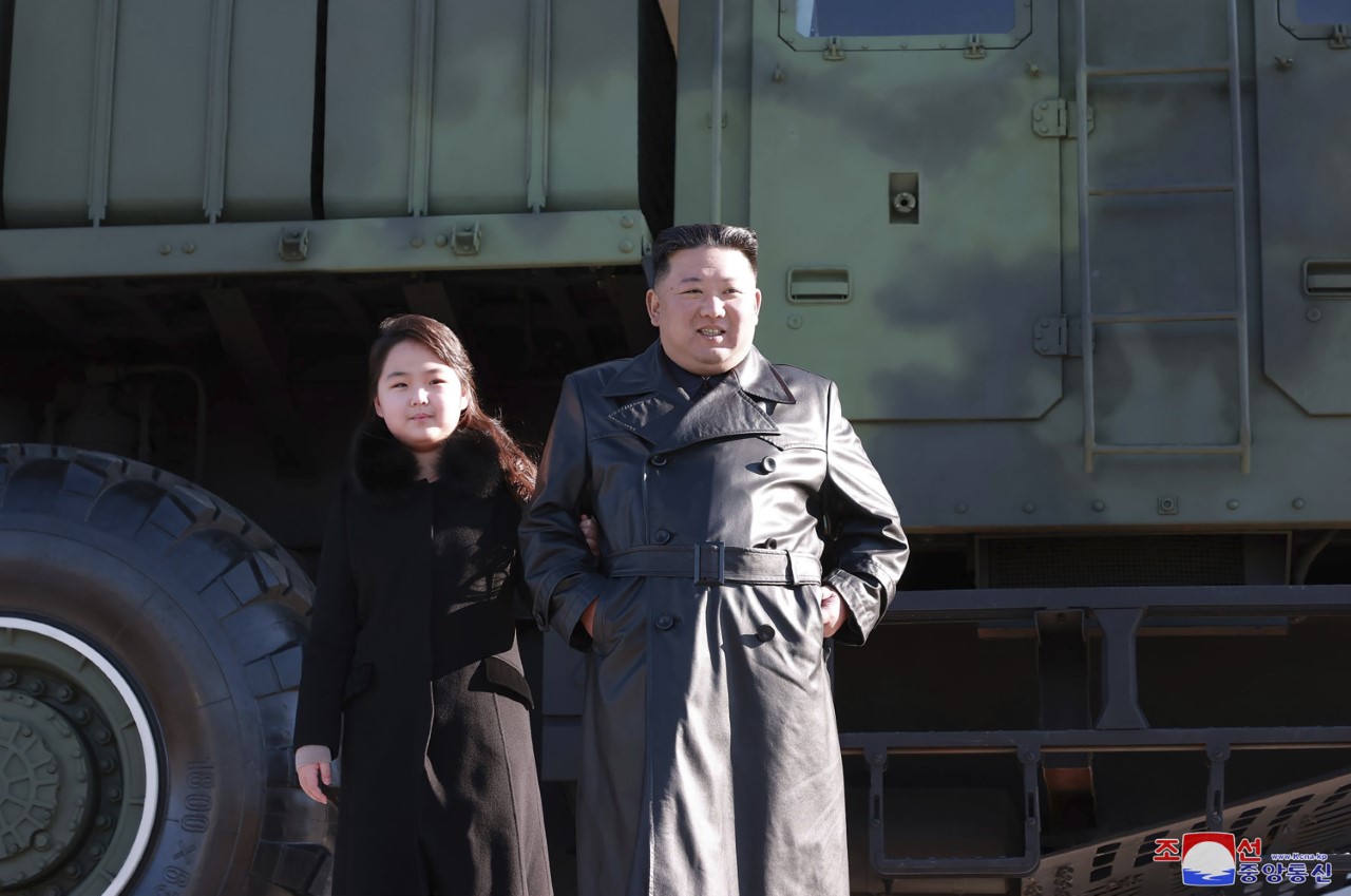 <p>Ким Чен-ун присъства лично на изпитание&nbsp;на новата междуконтинентална балистична ракета &quot;Хвасон-17&quot; на страната и обеща да противодейства на ядрените заплахи на САЩ. След това той позира за снимки с учените, инженерите, военните и другите участници в теста. На снимките до него е и дъщеря му.</p>