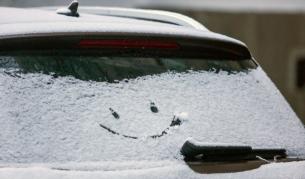 Първи сняг падна в София, обработват улиците срещу заледяване