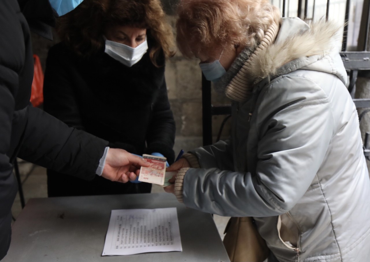 <p>В България също стават чудеса! Млад мъж раздаде пари на бедните в църквата &quot;Света Петка&quot; в София</p>