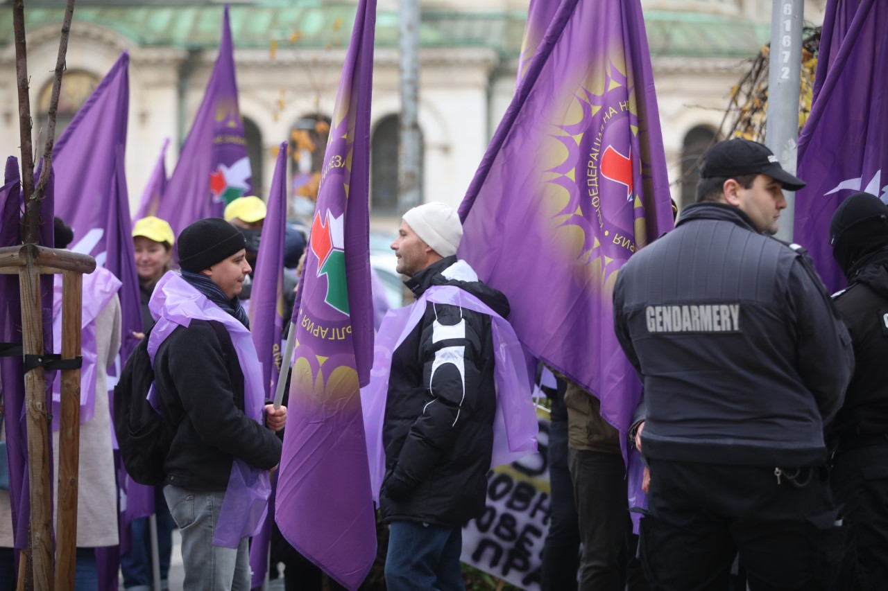 <p>Протестна синдикална елха донесоха пред Народното събрание представители на Конфедерацията на независимите синдикати в България</p>