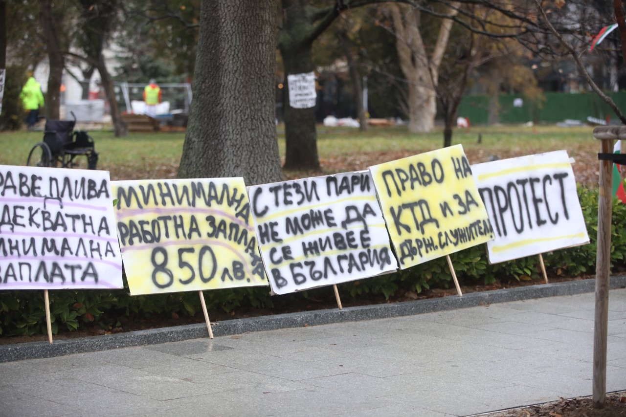 <p>Протестна синдикална елха донесоха пред Народното събрание представители на Конфедерацията на независимите синдикати в България</p>