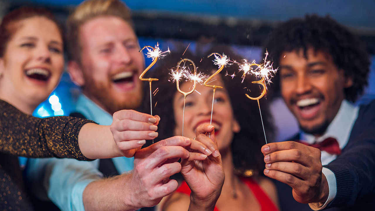 <p><iframe frameborder="0" height="532" scrolling="no" src="https://assets.pinterest.com/ext/embed.html?id=48343395995611222" width="345"></iframe></p>

<p><strong>Почистете дома си (Япония)</strong></p>

<p>Тъй като в Япония Нова година се възприема като ново начало, една от ключовите традиции е основното почистване на дома на 31 декември. Ритуалът е известен като osouji (произнася се &bdquo;осоджи&ldquo;), което означава &bdquo;дълбоко почистване&ldquo;, и се прави, за да бъде посрещнат подобаващо Тошигами &ndash; богът на новата година</p>