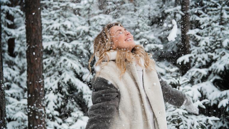  10 хрумвания за лесни зимни прически, с които ще изглеждаш като снежна кралица 