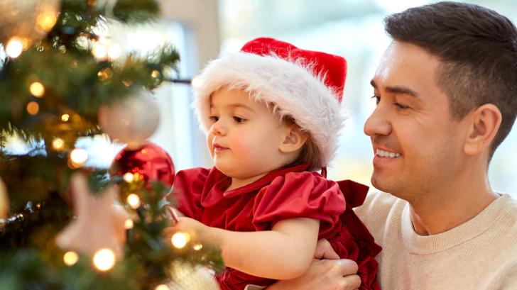 Чупливи украси, свещи, електрическите кабели: Как да предпазим детето по време на празниците