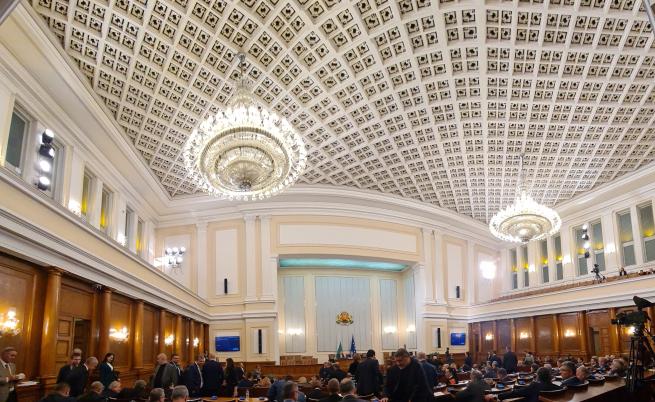 Малко след полунощ: В Народното събрание прозвуча химнът на Република България