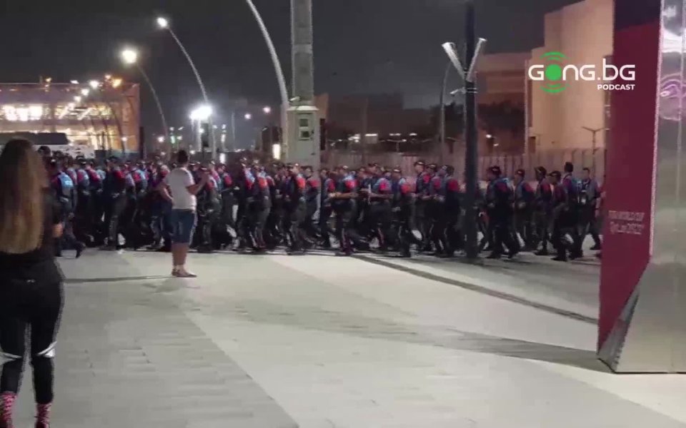 Охранителите на стадиона напускат в темпо и ритъм