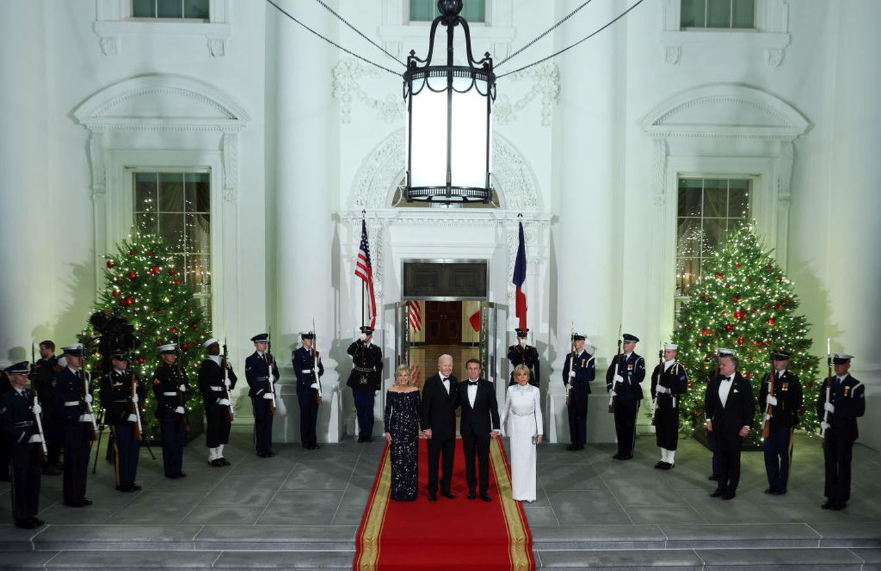 <p>Американският президент Джо Байдън разстла червения килим&nbsp; пред знаменитости, законодатели и промишлени и бизнес титани на първата държавна вечеря в Белия дом в чест на френския президент Еманюел Макрон</p>