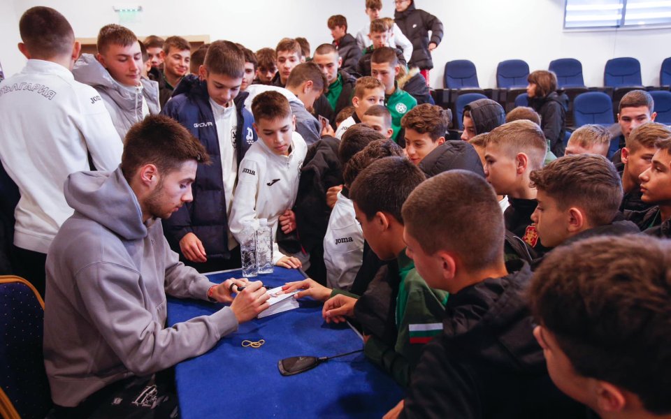 Националът на България Илия Груев-младши се срещна с играчите от