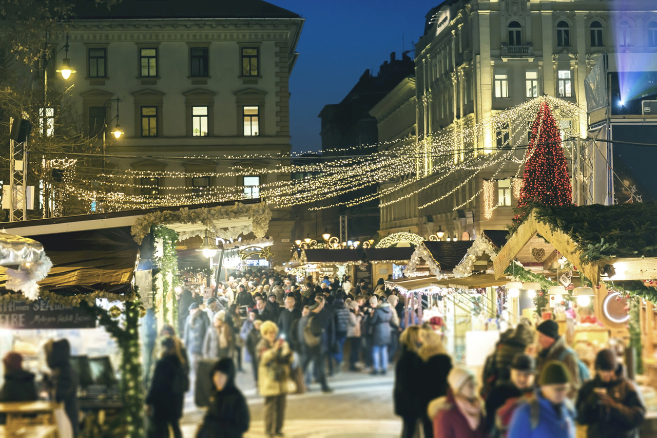 <p><strong>Коледен базар в Будапеща</strong></p>

<p>Площад Ворошмарти в унгарската столица блести от празнично настроение по време на годишния коледен базар. Будапеща също е домакин на втори пазар на площад Свети Стефан.</p>