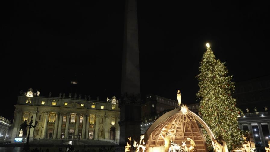 Грейнаха коледните светлини на площад "Свети Петър" във Ватикана (СНИМКИ/ВИДЕО)