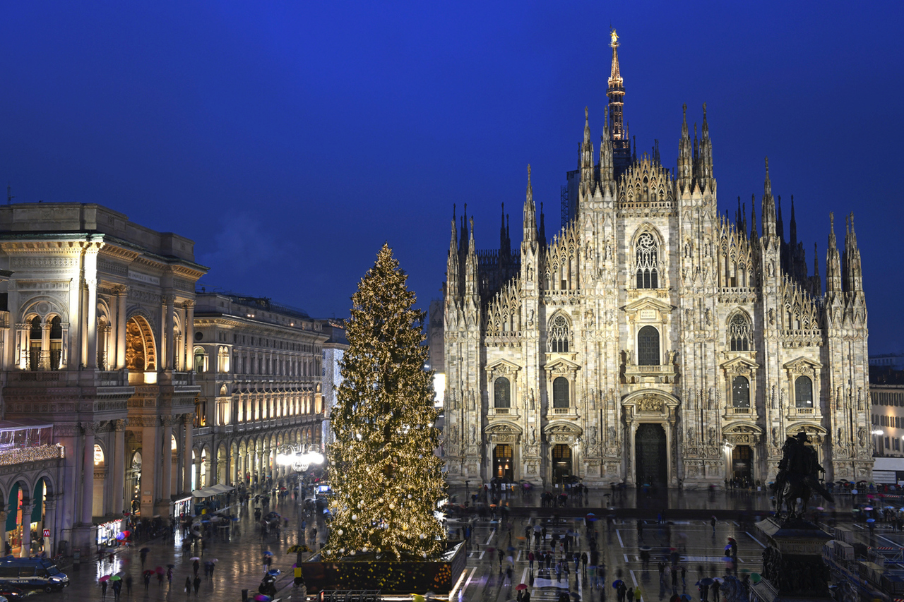 <p><strong>Милано, Италия</strong></p>

<p>Вторият по население град в Италия (1 374 582 души към 1 януари 2021 г.). Той е домакин на множество културни институции, академии и университети. Коледните празници в Милано официално започват на 7 декември, когато се чества празникът на Св. Амброзио &ndash; покровител на града.&nbsp;</p>
