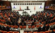 Лют скандал и масов бой в парламента в Турция