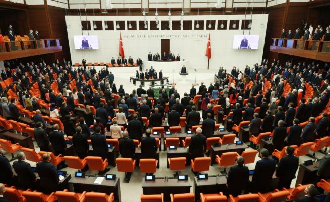 Лют скандал и масов бой в парламента в Турция