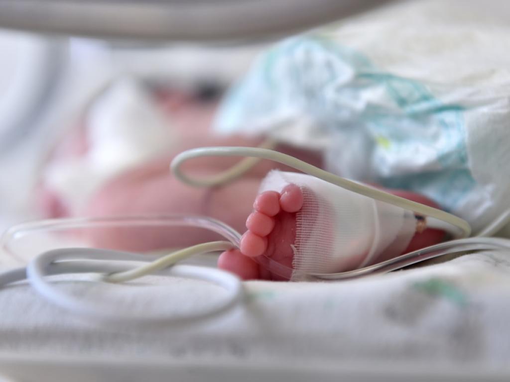 Лекари спасиха бебе като го изведоха от клинична смърт причинена