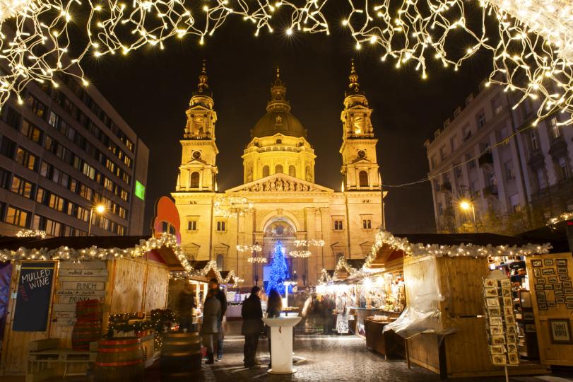 <p><strong>Будапеща, Унгария</strong></p>

<p>Коледни базари в Будапеща можете да откриете от 18 ноември 2022 г. до 1 януари 2023 г. Такива има на няколко места в града, като най-популярните са тези на площад Вьорьошмарти и пред базиликата &bdquo;Свети Стефан&ldquo;.</p>

<p><strong>Какво да опитаме?</strong></p>

<p>Ако изберете най-големия базар &ndash; този на площада Вьорьошмарти, можете да се разходите сред над 100 щанда, продаващи всичко от ръчно изработени местни изделия до апетитен <strong>гулаш </strong>и други вкусни унгарски специалитети. Основна част от коледните базари в Будапеща са различните месни ястия: печен гъши бут, наденички на скара, печен <strong>свински джолан</strong>, но също и сладководна <strong>риба </strong>на скара като щука и пъстърва. Тук ще откриете и хляба <strong>лангош</strong>, който е традиционно унгарско ястие. За десерт заложете на т.нар. <strong>k&uuml;rtőskal&aacute;cs </strong>- карамелизиранo бриош хлебче с цилиндрична форма, приготвено на шиш над огъня (познато тук като козуначено коминче).</p>

<p><strong>Колко ще ни струва?</strong></p>

<p>Греяното вино и пуншът на коледните пазари в Будапеща струват по около 3 евро, а напитките с бради или ром &ndash; двойно повече. Цените са похапване на основно ястие варират между 10 и 20 евро на човек.</p>