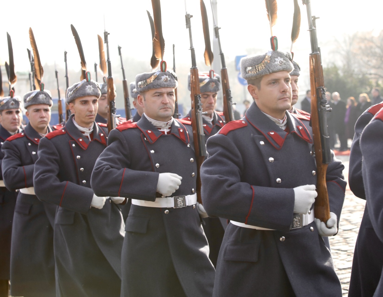 <p>Държавният глава Румен Радев посрещна с официална церемония на пл. &bdquo;Св. Александър Невски&ldquo; президента на Гърция Катерина Сакаралопупу. Двамата отдадоха почит пред Паметника на Незнайния воин в София.</p>