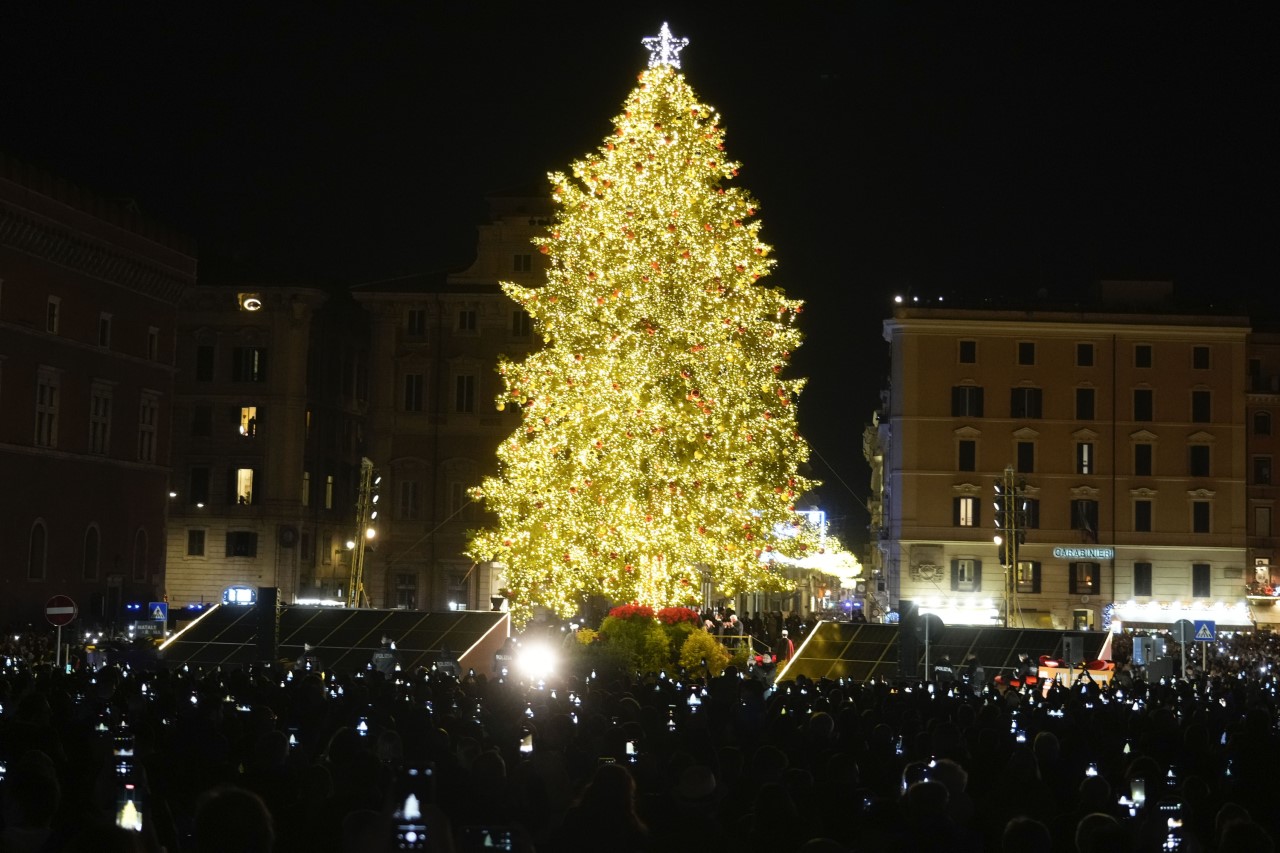 <p>На площад &quot;Венеция&quot; в Рим бяха запалени светлините на официалната коледна елха на италианската столица.</p>