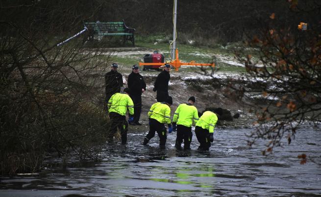 Три деца загинаха, след като пропаднали в замръзнало езеро във Великобритания