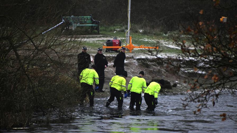 Три деца загинаха, след като пропаднали в замръзнало езеро във Великобритания