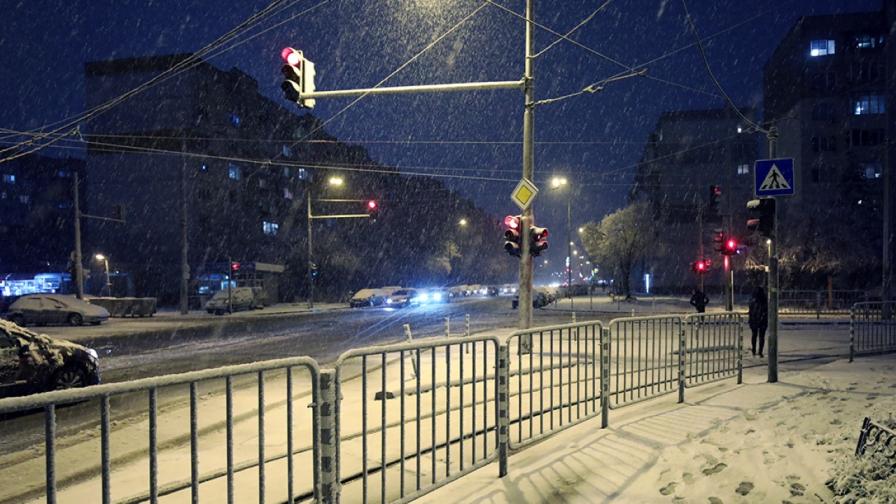 София с бяла премяна, над 60 снегорина чистят пътищата (СНИМКИ)