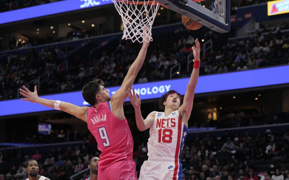 Кевин Дюрант отбеляза 30 точки, а Кайри Ървинг добави 24